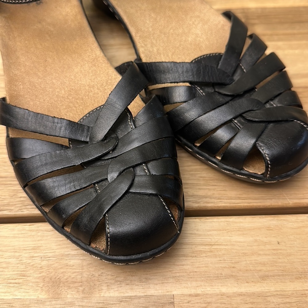 CLARKS shoes - Picture 3 of 6